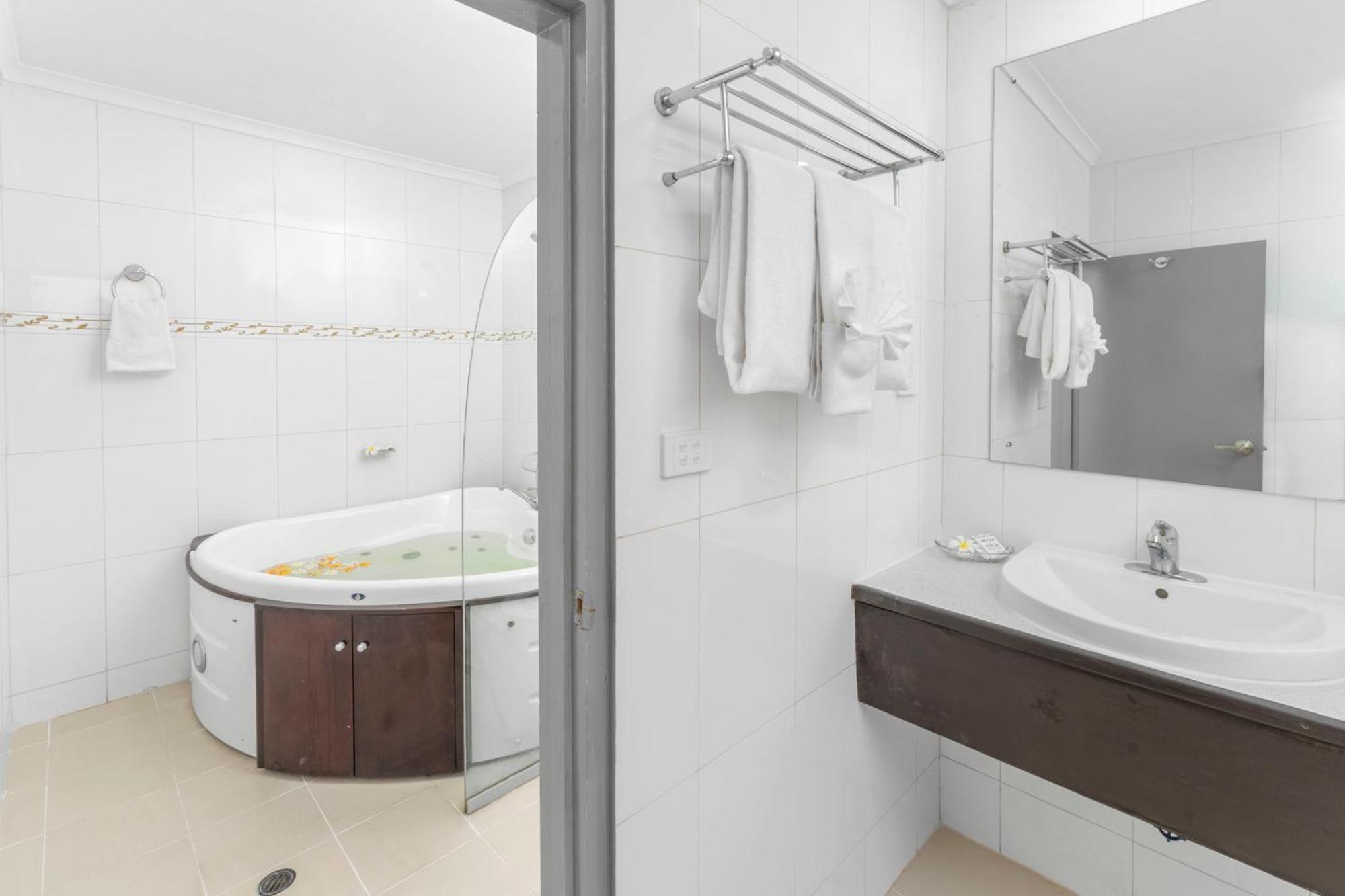 Trans International Hotel نادي المظهر الخارجي الصورة